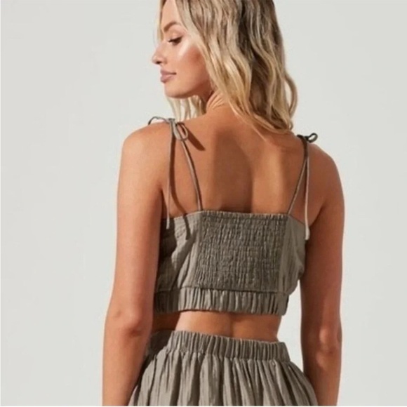 ASTR Terra Bella Square Neck Tie Strap Crop Top in mushroom | Gray | Large - Picture 3 of 11